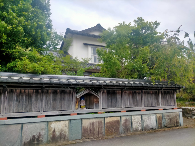 お家の塀の中にお地蔵様が☆