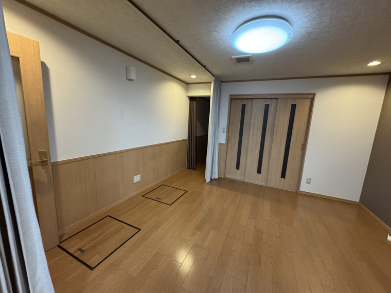 広い洋室(居間)