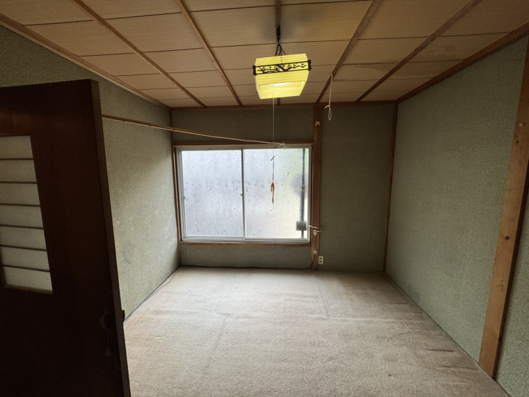 2階の部屋は窓が大きく開放的(居間)