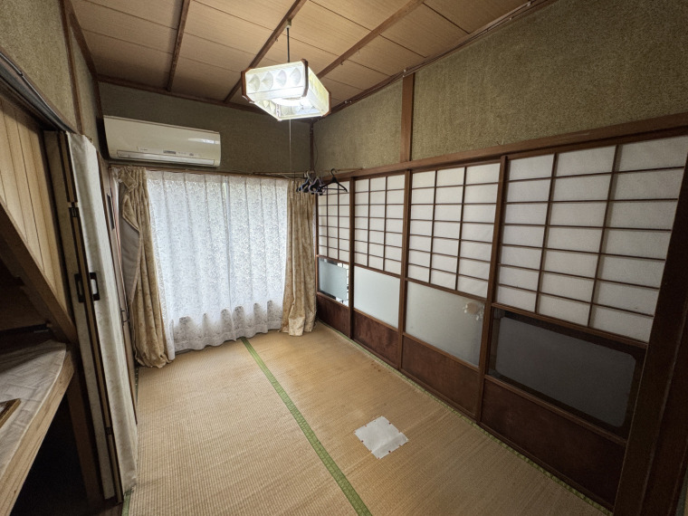 玄関側の和室(居間)