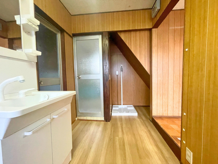 洗面台近くに洗濯機置き場