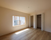 2F洋室写真です。クローゼットがあるので収納に困らず、部屋がすっきりしますね。(内装)