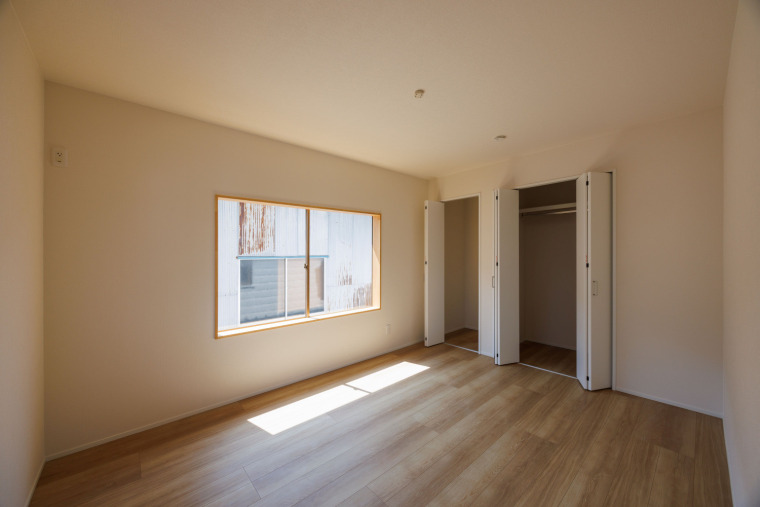 2F洋室写真です。クローゼットがあるので収納に困らず、部屋がすっきりしますね。(内装)