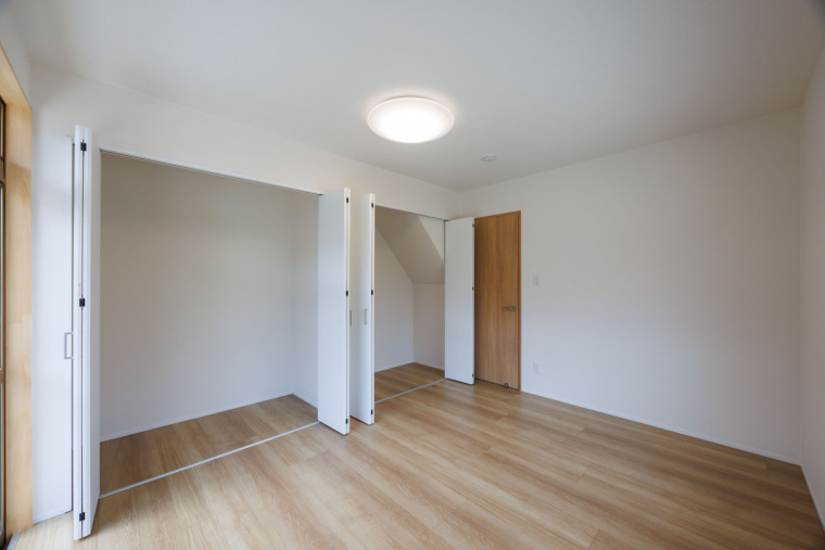2F洋室写真です。子供部屋にも寝室としてもお使いいただけます。(内装)