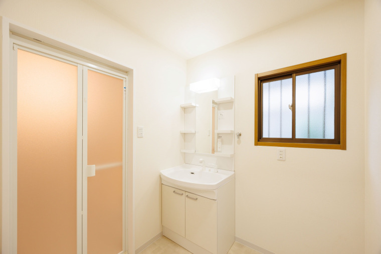 【リフォーム済】新品の洗面台に入れ替えております。生活用品も収納しやすく便利ですね。(内装)