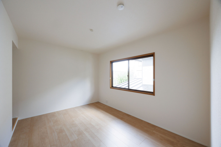 2階6帖の洋室です。奥に収納スペースがあり、ちょっとしたものを収納するのに活用できます。(内装)