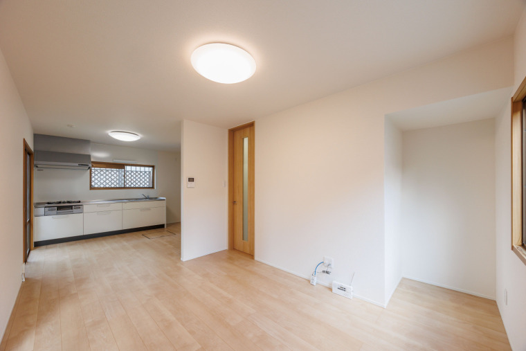 約13帖のリビング。ソファーやテーブルを置いてもゆとりがあります。(内装)