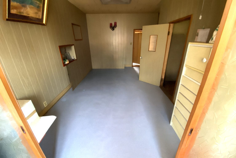 2階洋室の写真です。日当たりが良く、書斎や趣味部屋に活用できます。(内装)