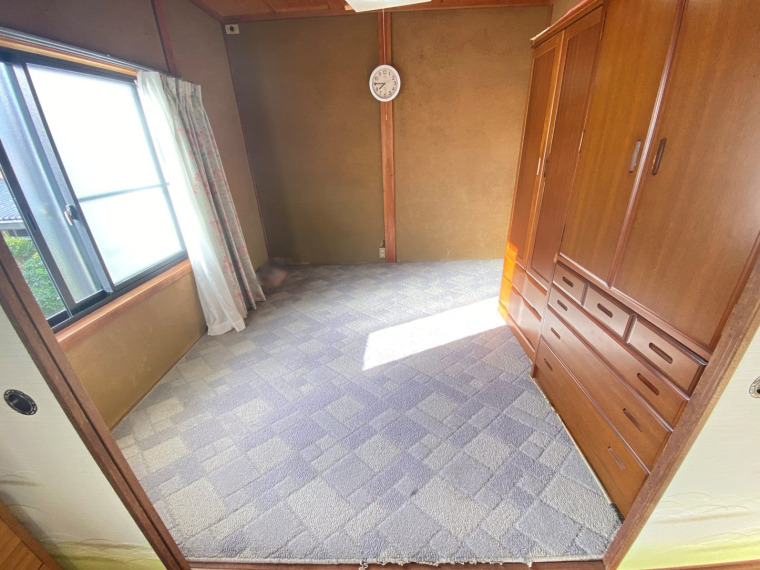 2階和室の写真です。日当たりが良く客間や趣味部屋としても活用できます。(内装)