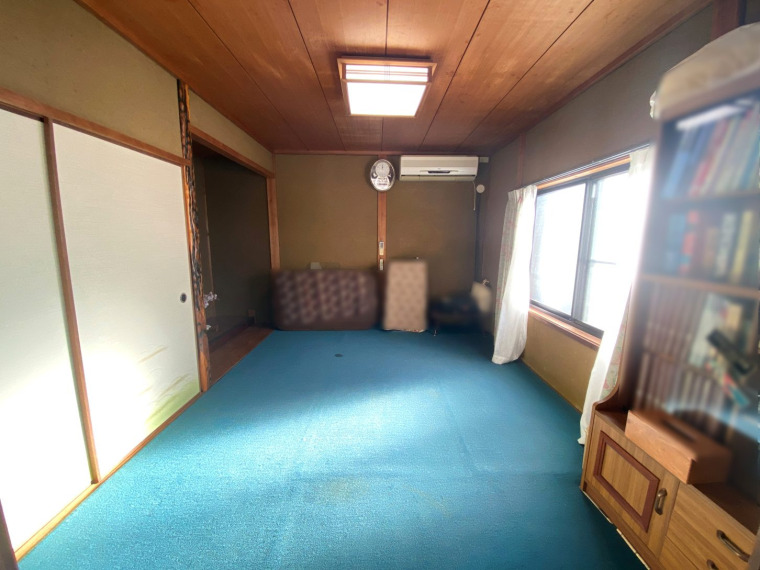 2階和室の写真です。6帖でゆったりとくつろげる落ち着いた空間です。(内装)