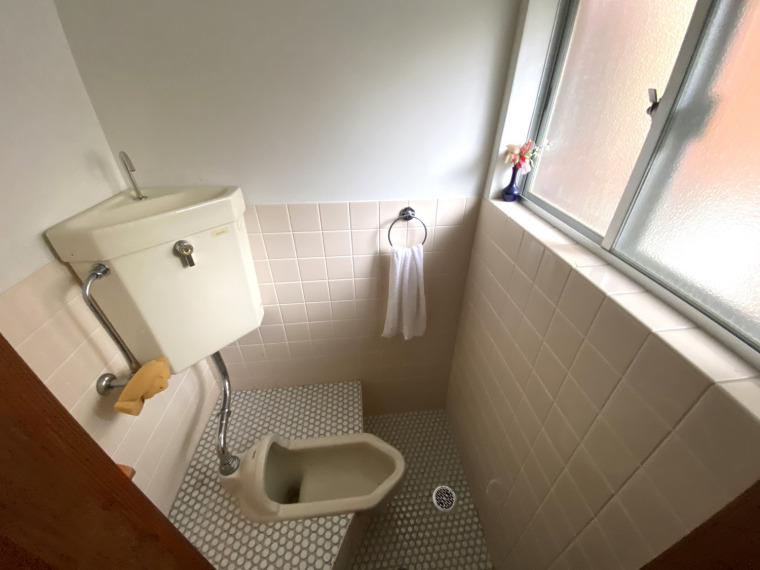 和式トイレの写真です。タイル床で掃除もしやすいです。(内装)