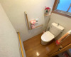 トイレの写真です。窓が付いているので、換気が出来て快適ですね。(内装)