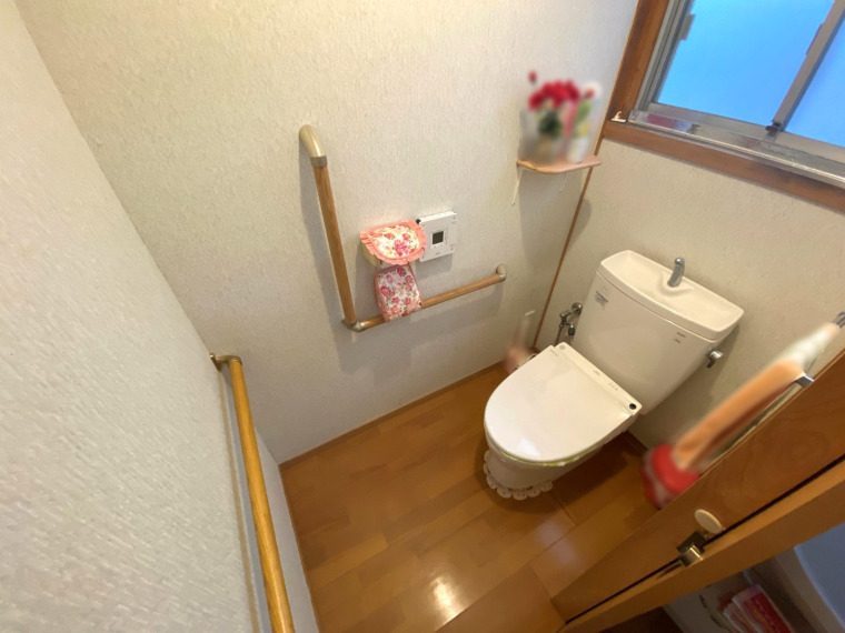トイレの写真です。窓が付いているので、換気が出来て快適ですね。(内装)