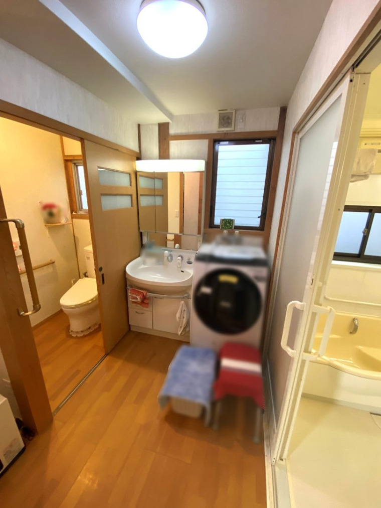 洗面所の写真です。洗面台、洗濯機ともにゆとりがあり、朝の支度も快適ですね。(内装)