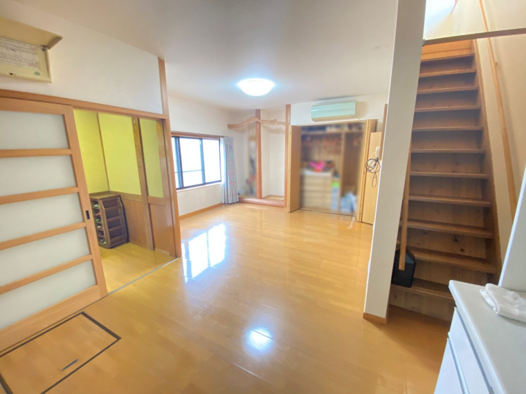 リビングの写真です。明るく開放的な空間で、家族団らんの場に良いですね。(内装)