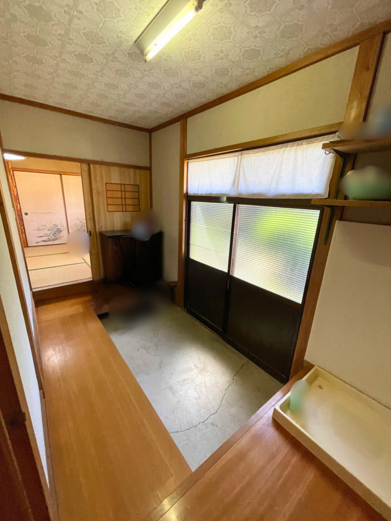 勝手口と土間、左に洗濯機置き場(内装) 勝手口と土間、左に洗濯機置き場(内装)