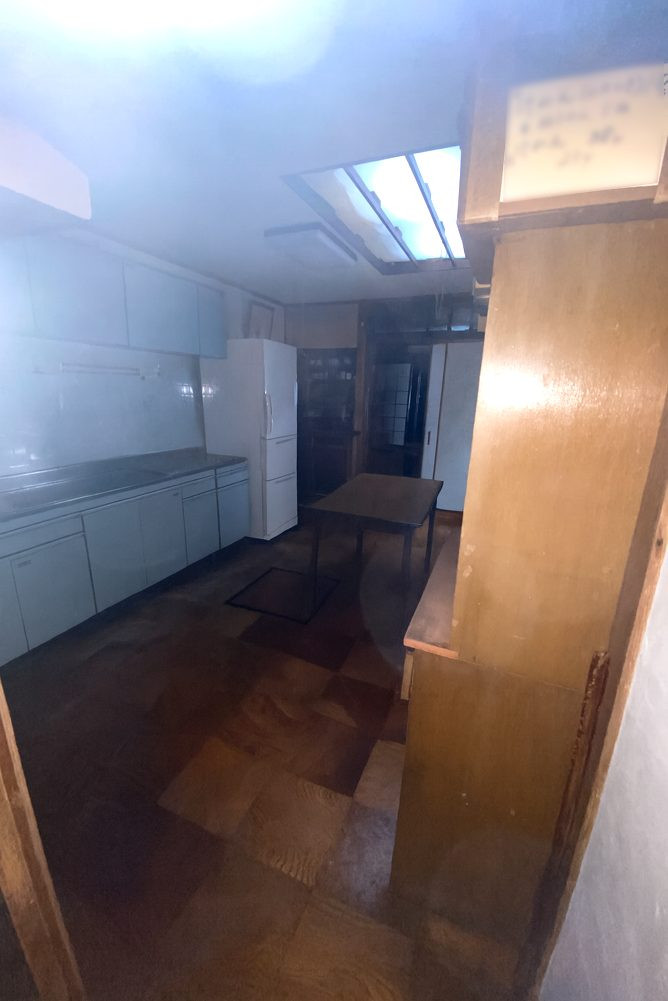 昔ながらのキッチン。収納も多く快適ですね。(キッチン)