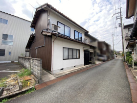 【中古戸建】豊岡市若松町 落ち着いた外観の2階建住宅です。(外観)