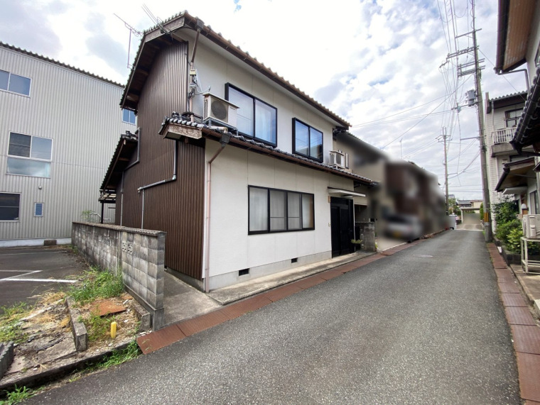 【中古戸建】豊岡市若松町 落ち着いた外観の2階建住宅です。(外観)