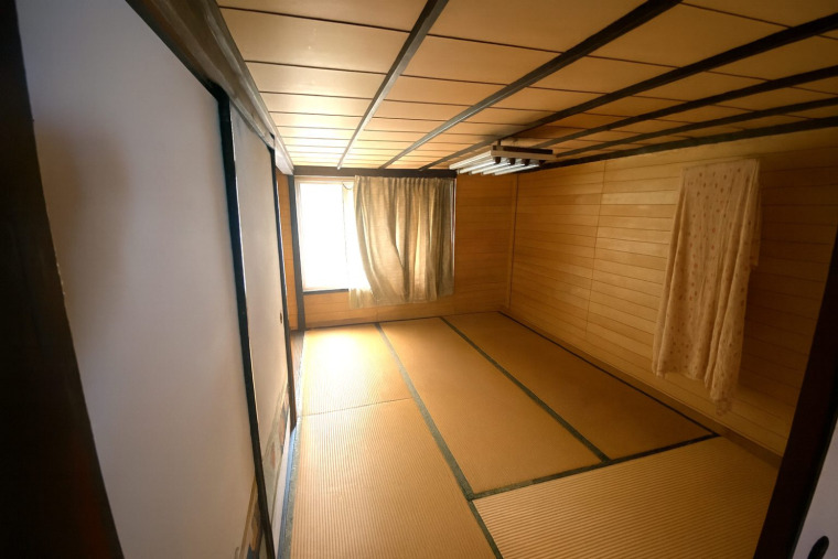 2階和室の写真です。古民家の味わいを感じられる一室です。(内装)
