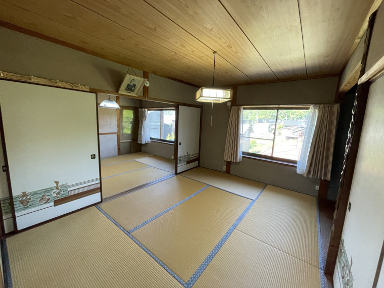 玄関側階段からの2F2間続きの6畳和室(階段から見て奥側)(内装) 玄関側階段からの2F2間続きの6畳和室(階段から見て奥側)(内装)