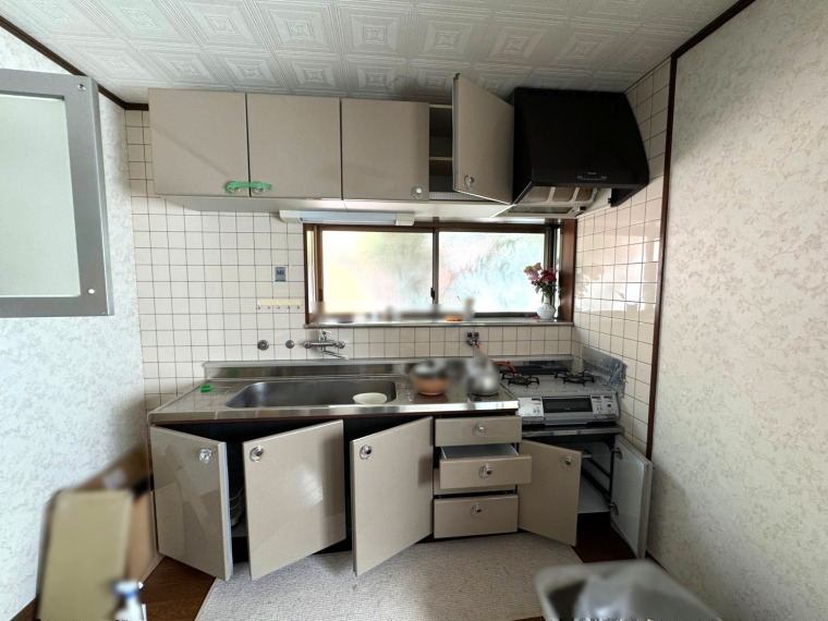 収納の多い壁付キッチン。窓があり、調理時の換気もスムーズです。(キッチン)