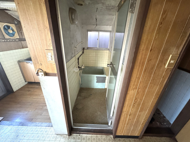 タイル張りのレトロな浴室。(風呂)