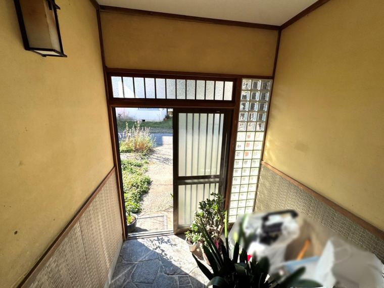 ガラスブロックから光が入り込む明るい玄関。レトロな質感が魅力的ですね。(玄関)