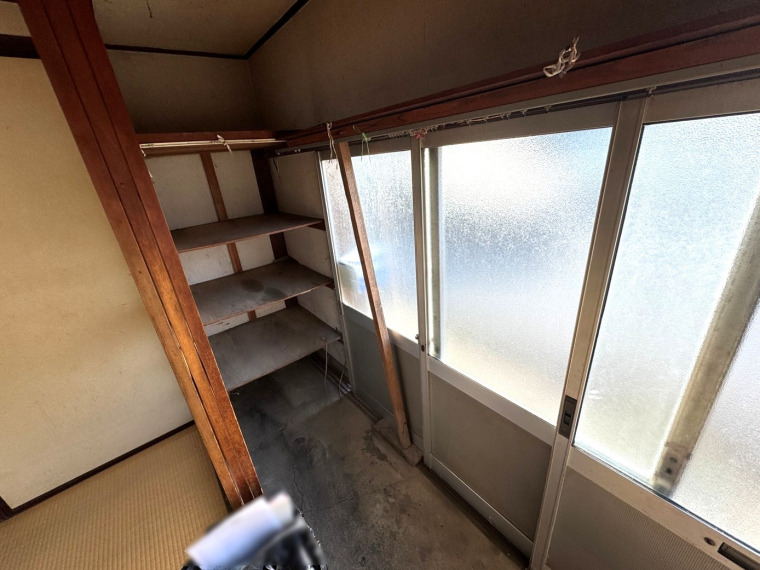 味わいある玄関土間部分。自転車やアウトドア用品の保管にも便利です。(玄関)