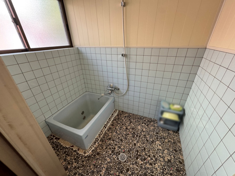 タイル張りの昔ながらのお風呂。広めの窓で換気がしやすいです。(風呂)