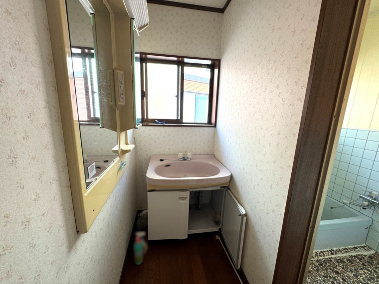 窓付きで通気性のよい洗面スペース。明るさがあり、使いやすい間取りとなっています。(内装)