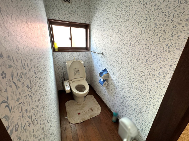 小窓から光が入り、明るく清潔感のある空間です。(内装)