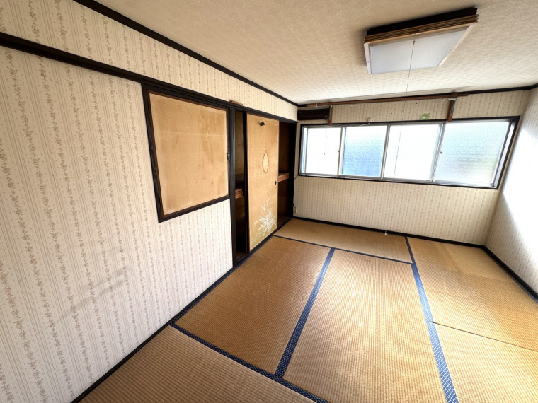 2階和室の写真です。寝室やワークスペースなどに活用できます。(内装)