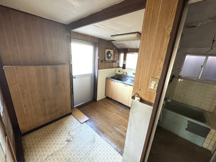 シンプルな造りのレトロキッチン。窓があり、換気もしやすいです。(キッチン)