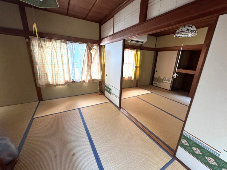 続き間で広がる落ち着いた和室。客間や家族の団らんスペースなど、多用途に使える柔軟性の高いお部屋です。(内装)