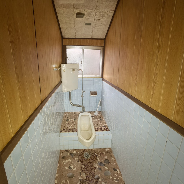 昔ながらの和式のトイレ。タイル張りで、掃除がしやすいですね。(内装)