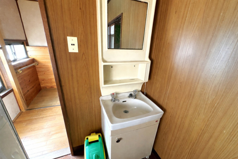 シンプルで使い勝手のいい洗面台。小物を置くスペースもあり便利です。(内装)