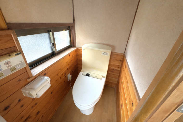 壁面に木材を使用した、温かみのあるトイレ。(内装)