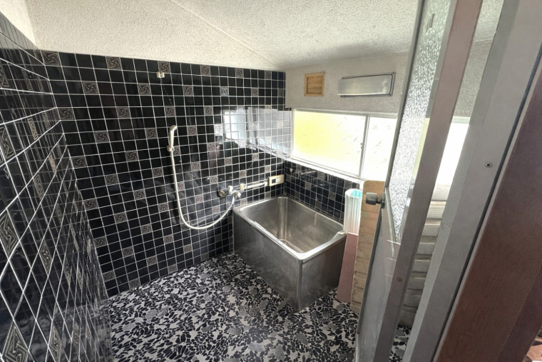 モダンなタイルとステンレスの浴室。窓からは自然光が入り、換気もしやすいです。(風呂)