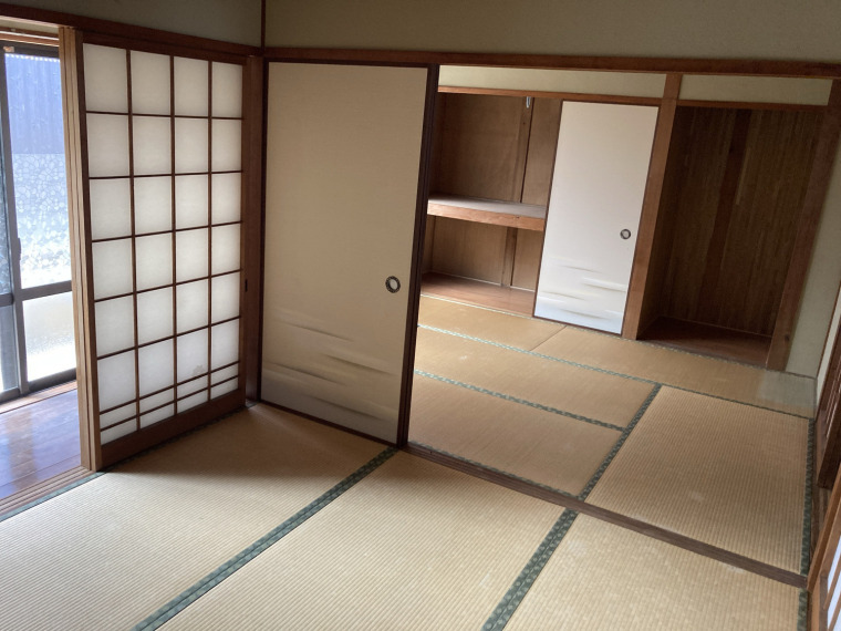 １階居室（手前の部屋は、畳をフローリングへ変更済）
