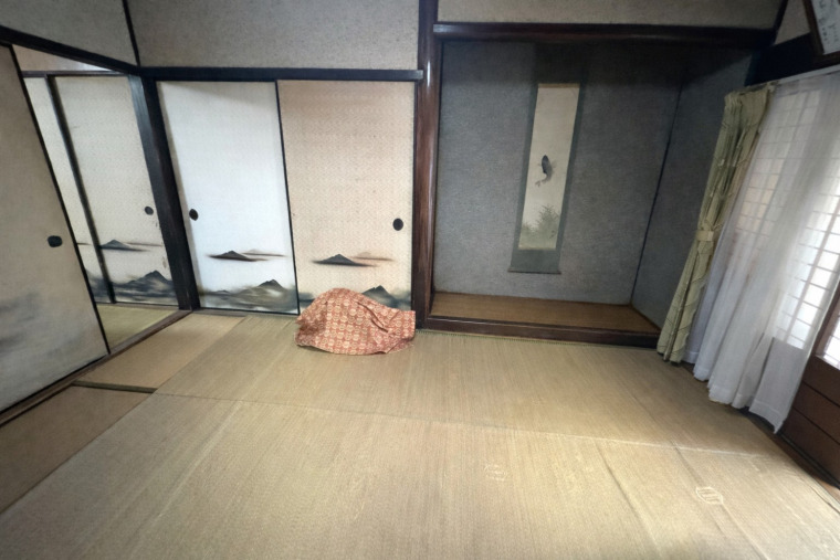 6帖和室の別室です。 昔ながらの床の間があり、風情を感じられます。(内装)