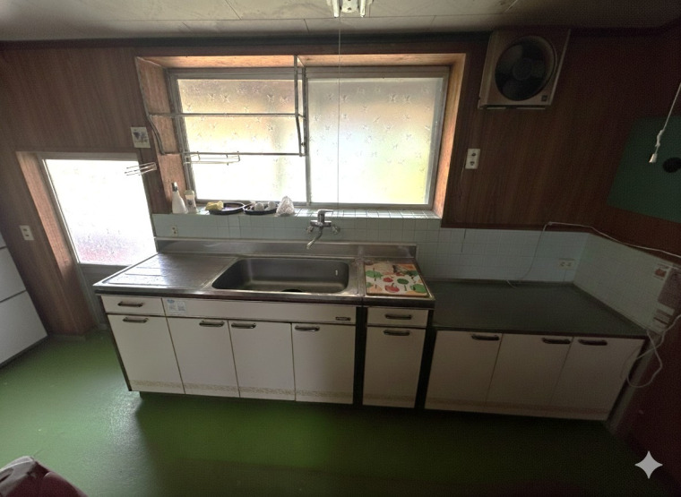 キッチンの写真です。窓が付いており換気がしやすく日当たりも良いです。(キッチン)