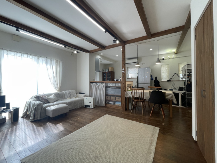 ナチュラルモダンな雰囲気のリビング(内装)