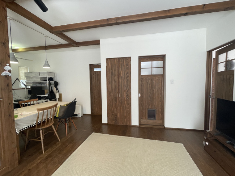 ダークブラウンの建具がおしゃれ(内装)