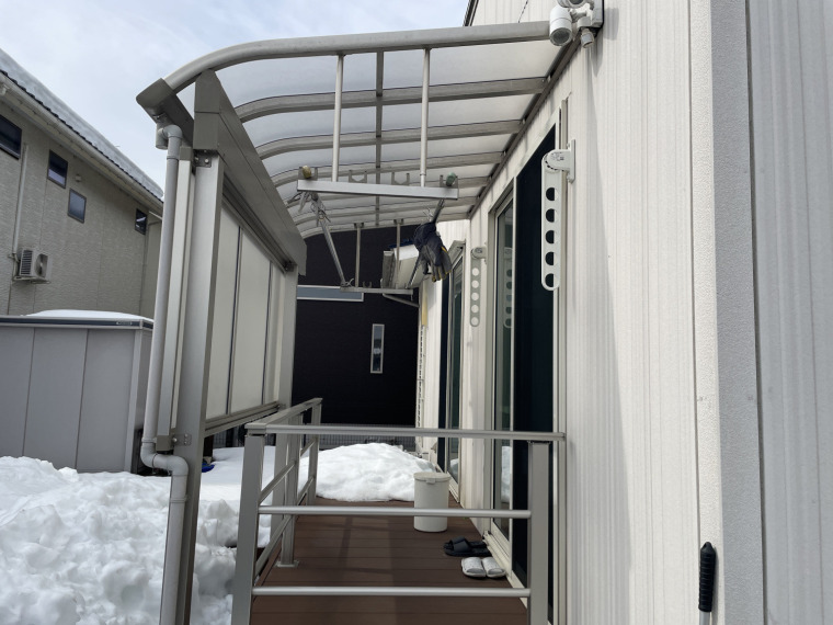 便利な屋根付き洗濯物干しスペース(外観)