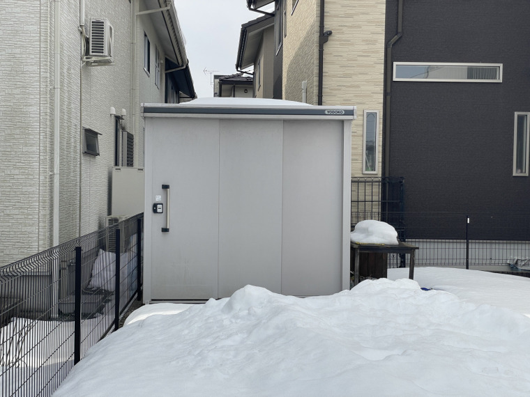 敷地内にタイヤなどが収納できる物置があり便利(外観)