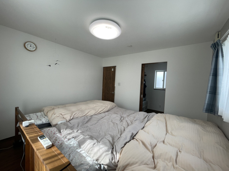 主寝室と奥にウォークインクローゼット(内装)