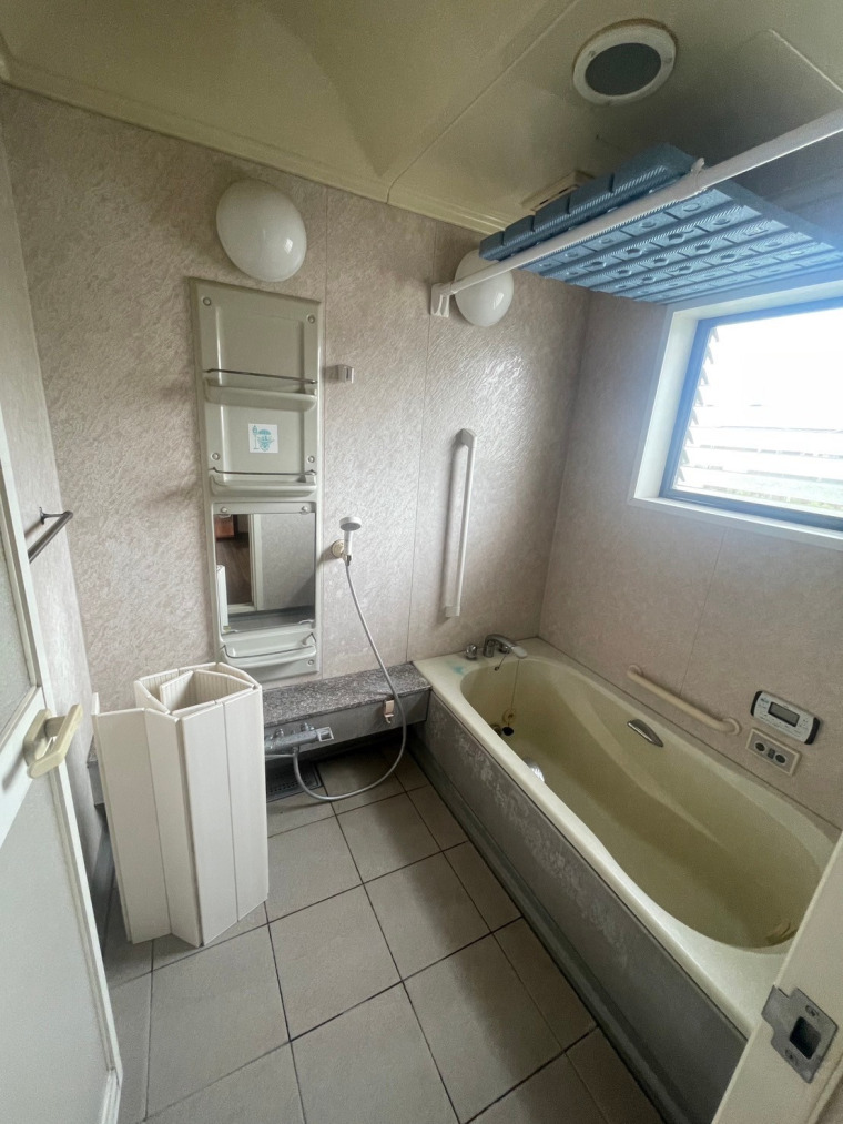 換気やお掃除に便利な窓付きのお風呂(風呂)