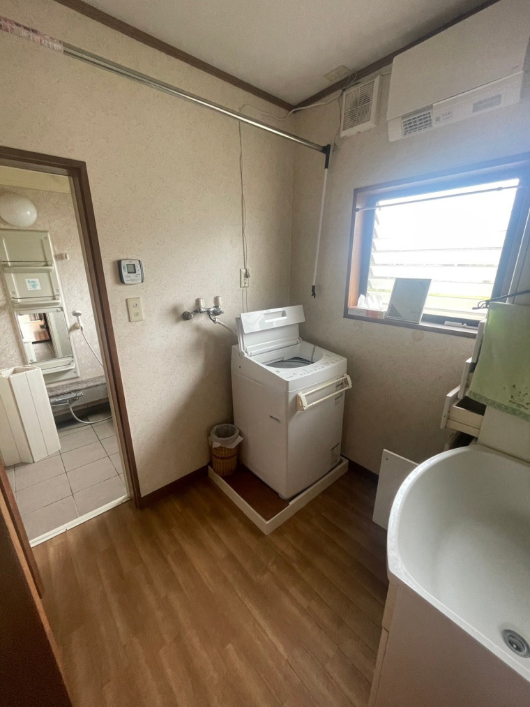 窓付きの明るい洗面室(内装)