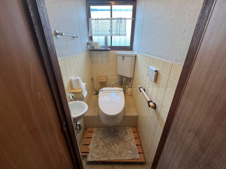 手すり付きで安心、明るく使いやすいトイレ空間(玄関)